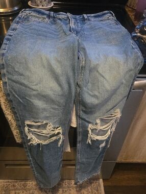 American Eagle Outfitters Light Blue Ripped Mom Jeans